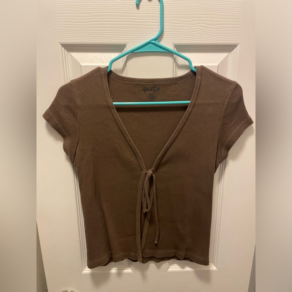 brandy Melville Brown top with a cute tie detail
- size fits around small/medium